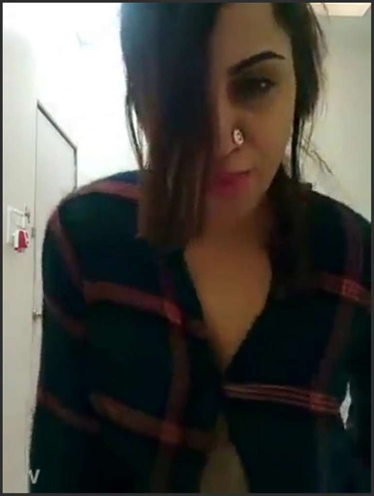 Arishfa Khan seduces man to butt with her ass scent
