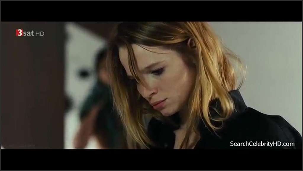 Karoline Herfurth licks Athina Loves cunt during facestitting