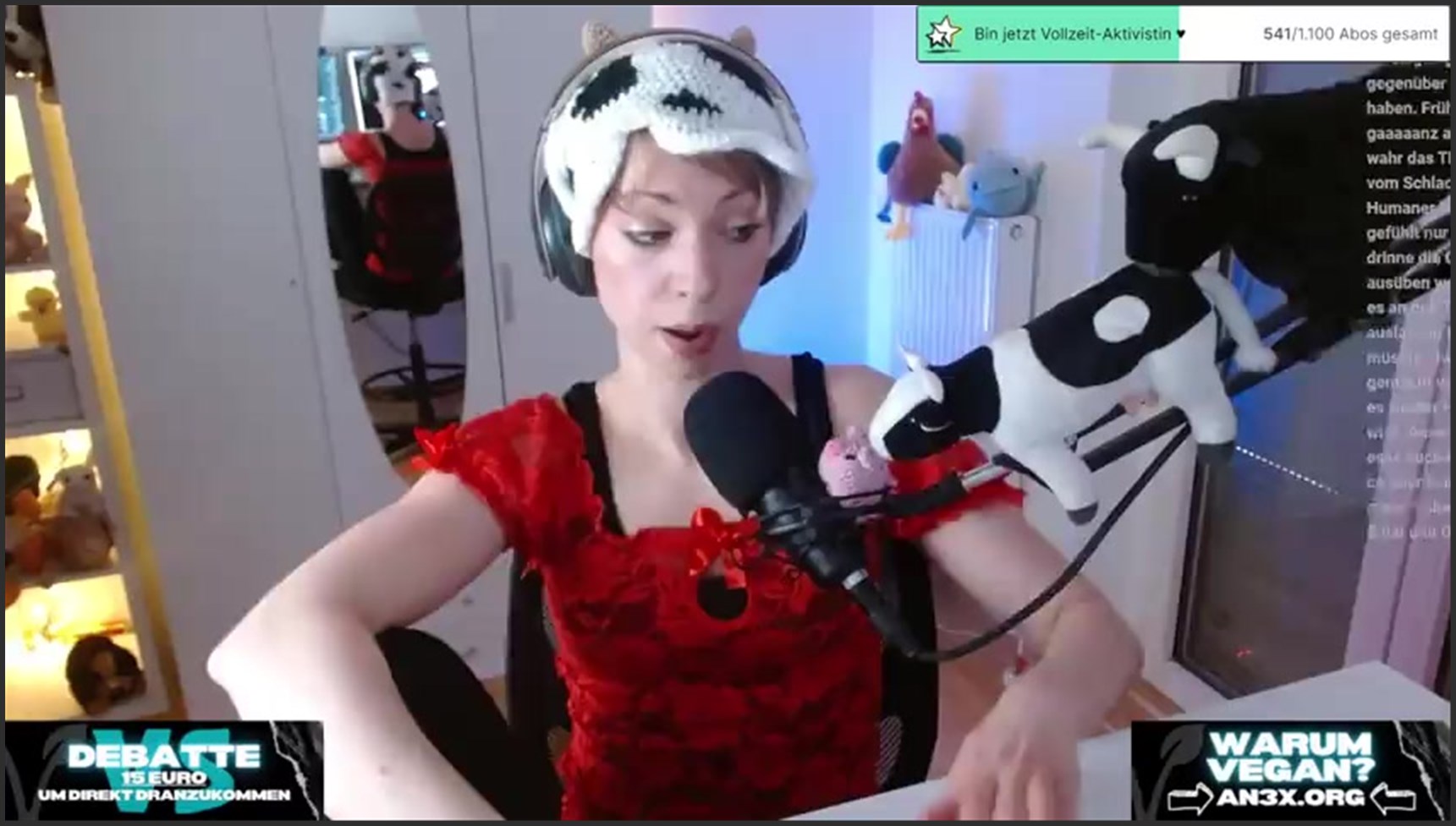 Militante Veganerin stuffs juicy teen pussy from behind