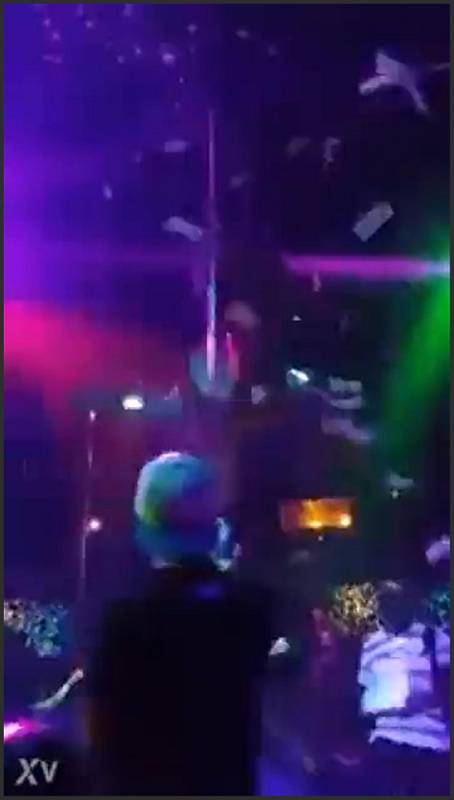 Amber Rose look at her pussy in the mirror and masturbate