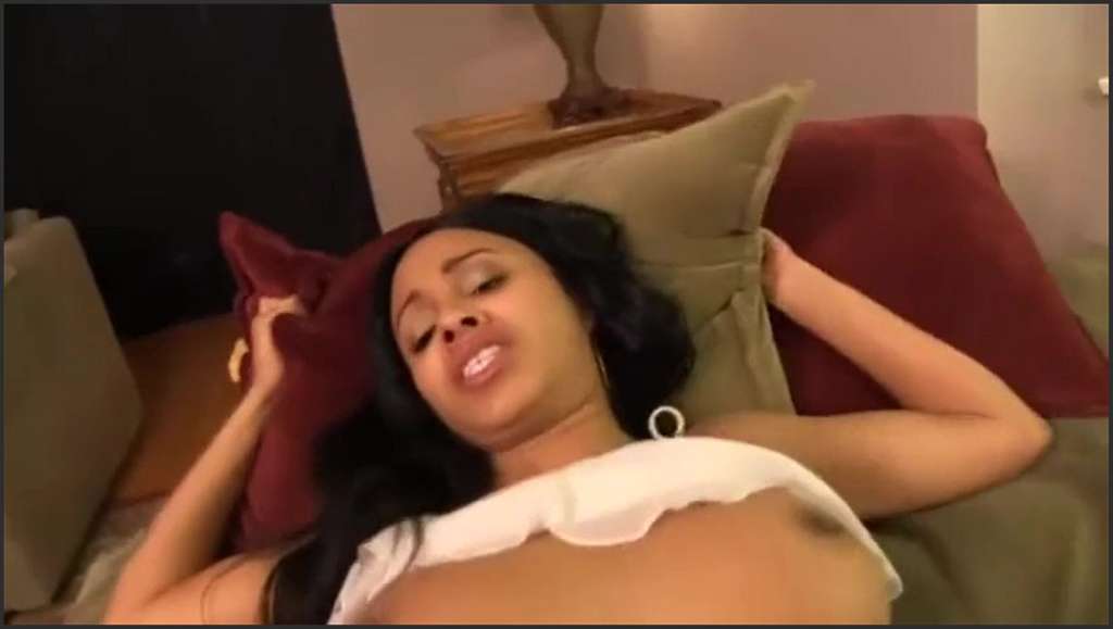 Linda Nobrat licks taylor vixens from rosette to fuck hole