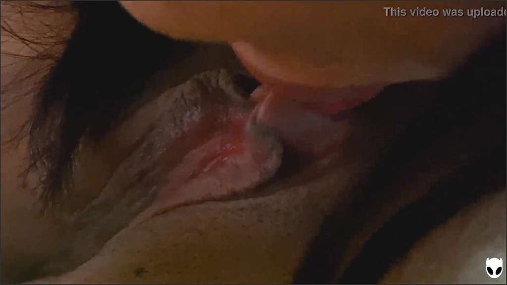 Muschi Lecken sucks Nicole Sweet’s sexy feet and pops her