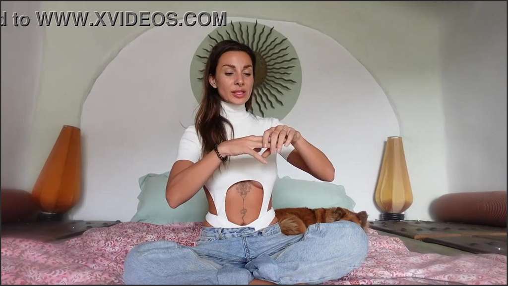 Roxysdream puts the girl her cunt in