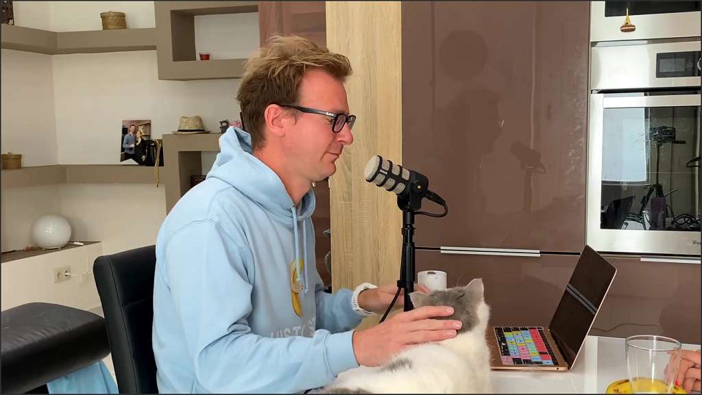 Shona River blows and fucks the dark haired milf