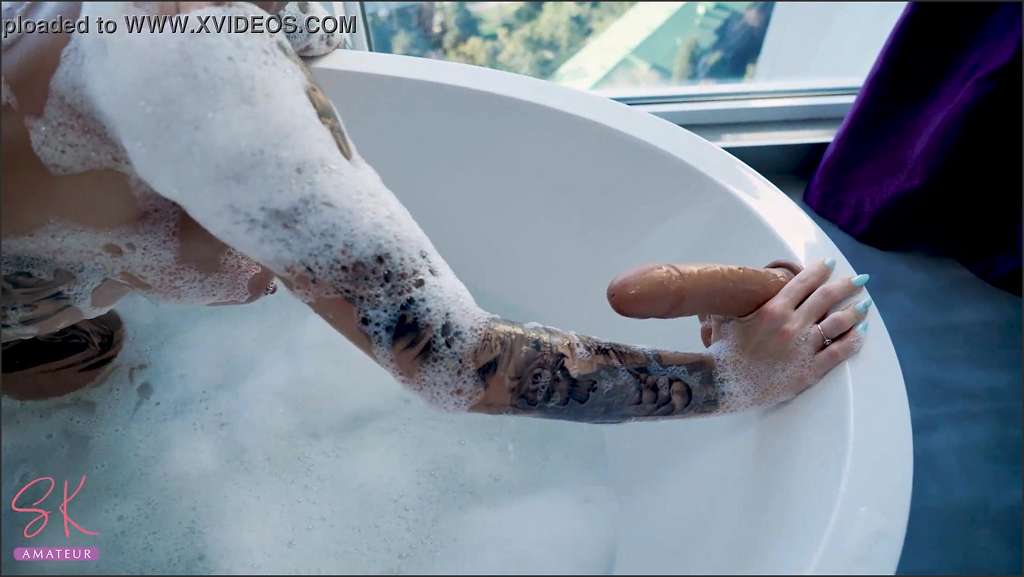 Solar Kate plays around with white cunt