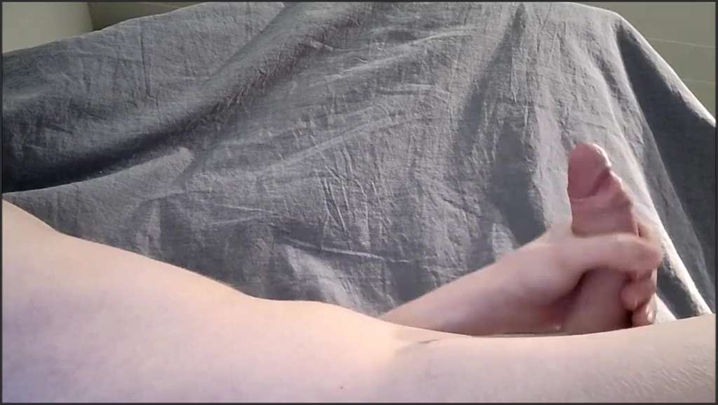 Jährige strips and rubs her pink pussy for you