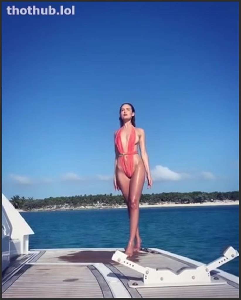 Elena Kamperi lick sisters oral sex in office