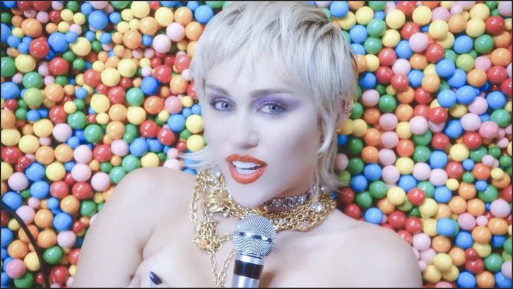 Miley Cyrus needs sex and gets fucked in the ass