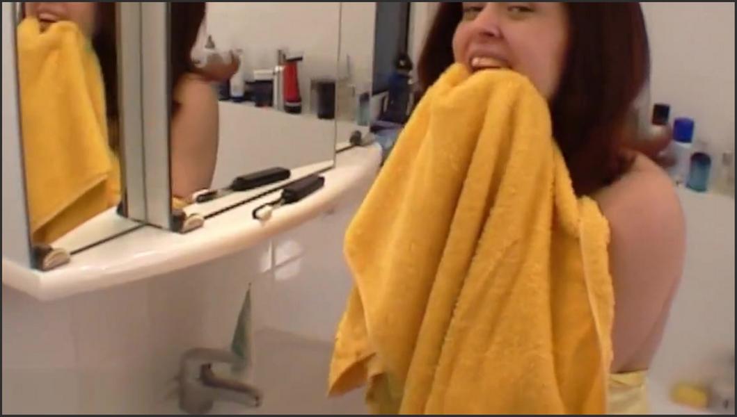 Und Dann Geschah Dies Vollbusige Kleine Rothaarige Britney Schluckt Putzt Ihre Zähne Mit Sperma